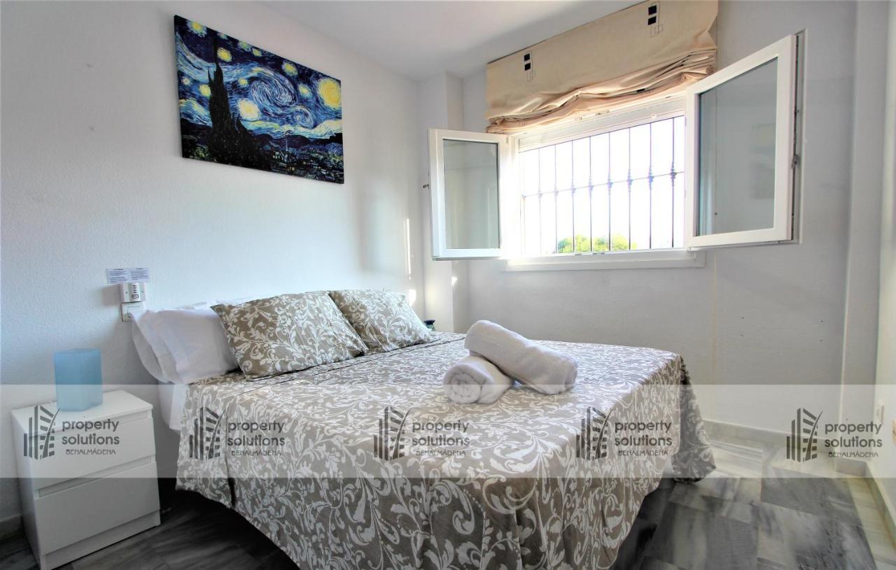 Apartamento Torremolinos: Beachside Retreat with Pool and Free Parking Exterior photo