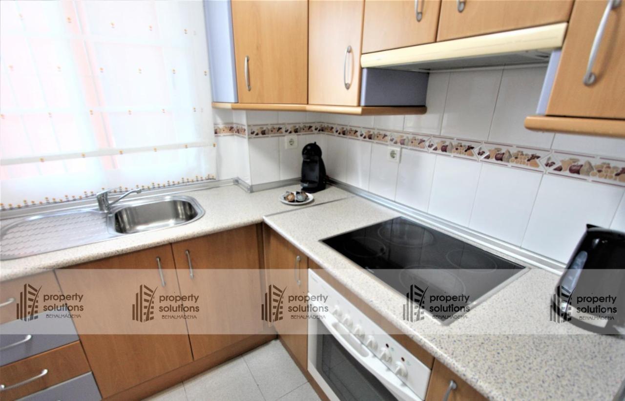 Apartamento Torremolinos: Beachside Retreat with Pool and Free Parking Exterior photo