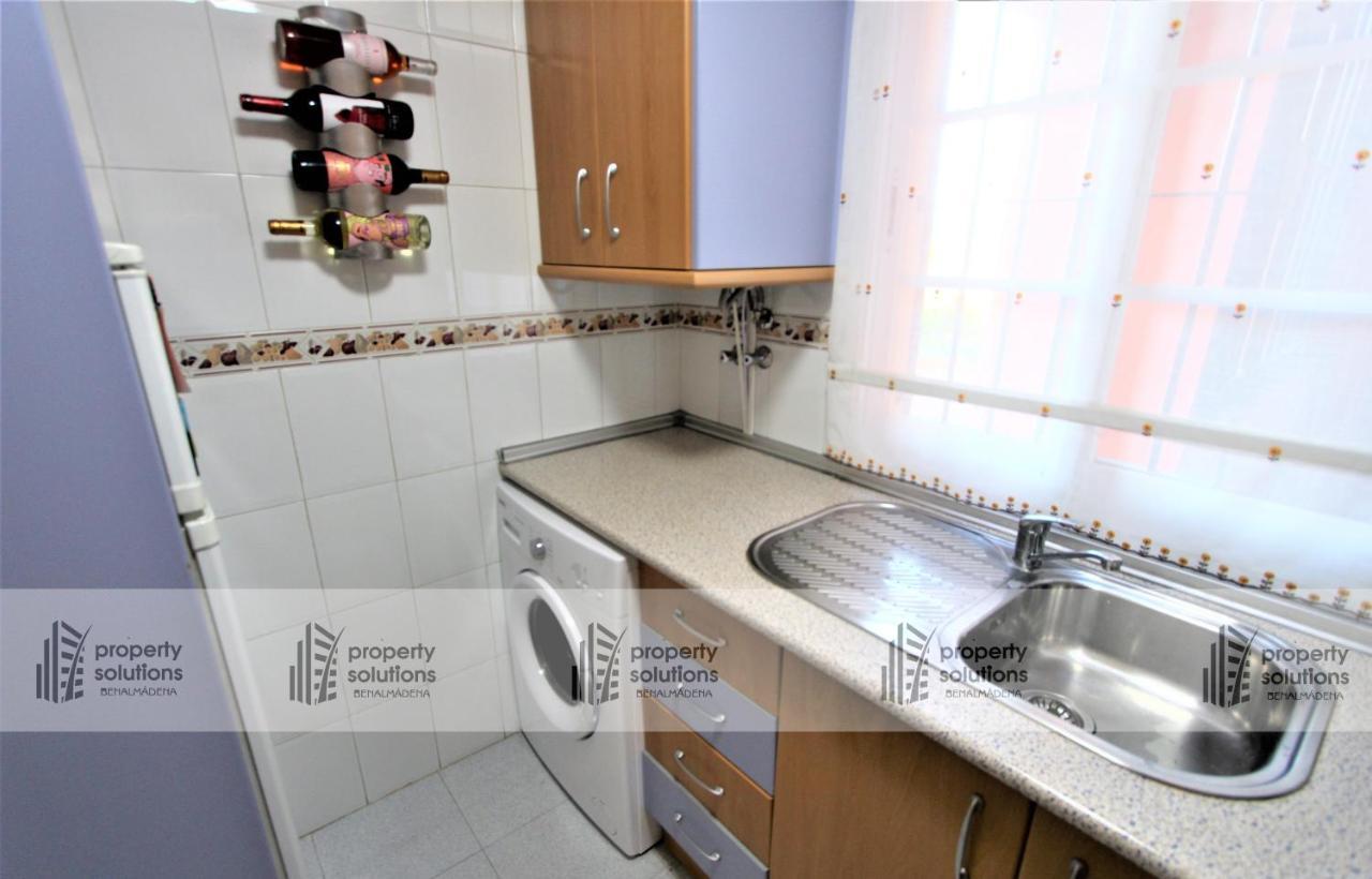 Apartamento Torremolinos: Beachside Retreat with Pool and Free Parking Exterior photo