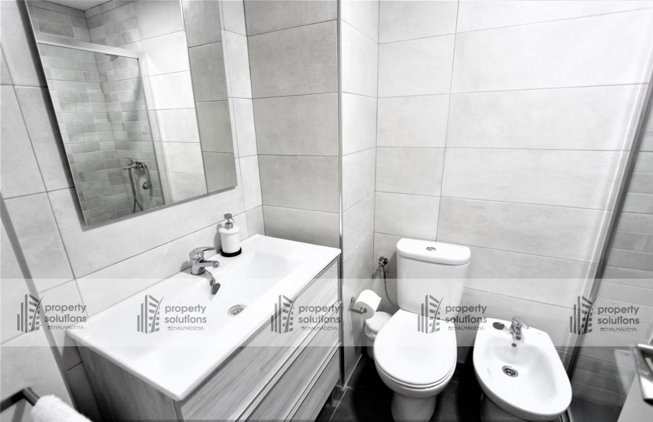 Apartamento Torremolinos: Beachside Retreat with Pool and Free Parking Exterior photo