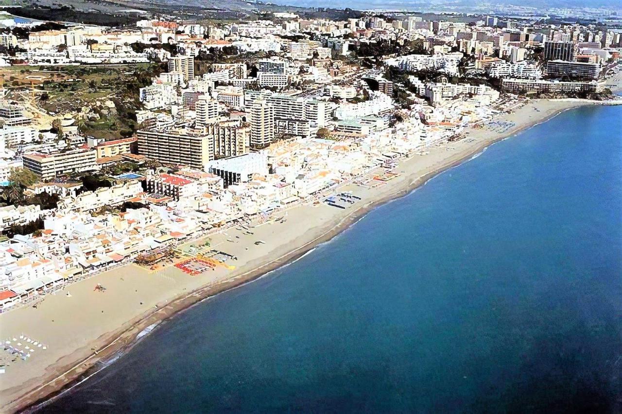Apartamento Torremolinos: Beachside Retreat with Pool and Free Parking Exterior photo